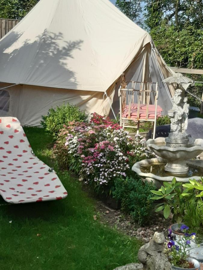The White Dove Bed And Breakfast With Bell Tents And Private Hot Tubs Coddington  Exteriér fotografie