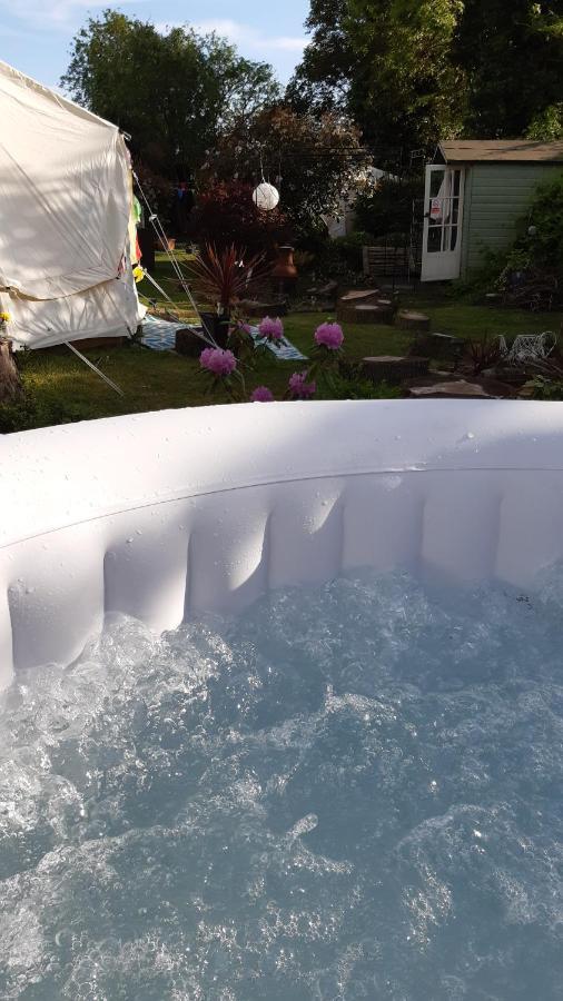 The White Dove Bed And Breakfast With Bell Tents And Private Hot Tubs Coddington  Exteriér fotografie